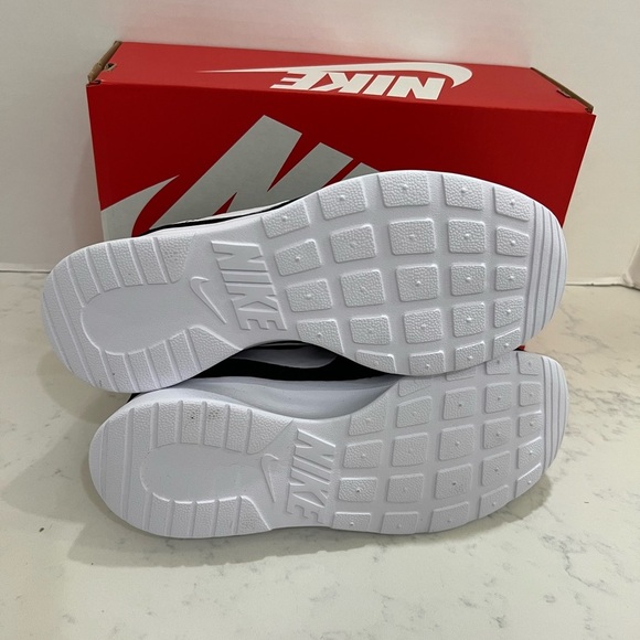 Nike Classic Black and White Running Shoes - Picture 8 of 8